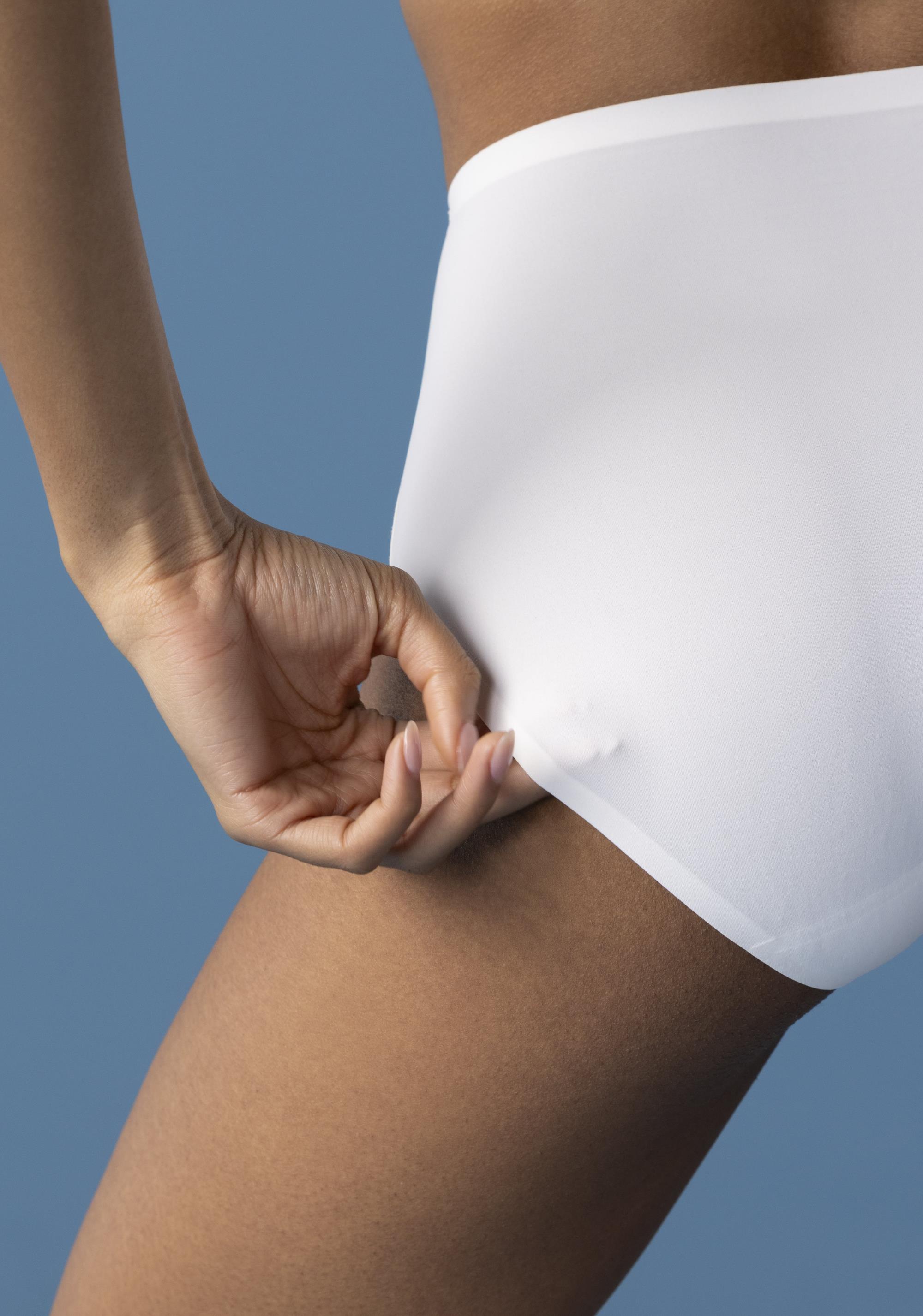 smoothease_ivory_invisible-stretch-full-brief_fl2328_2_web-min